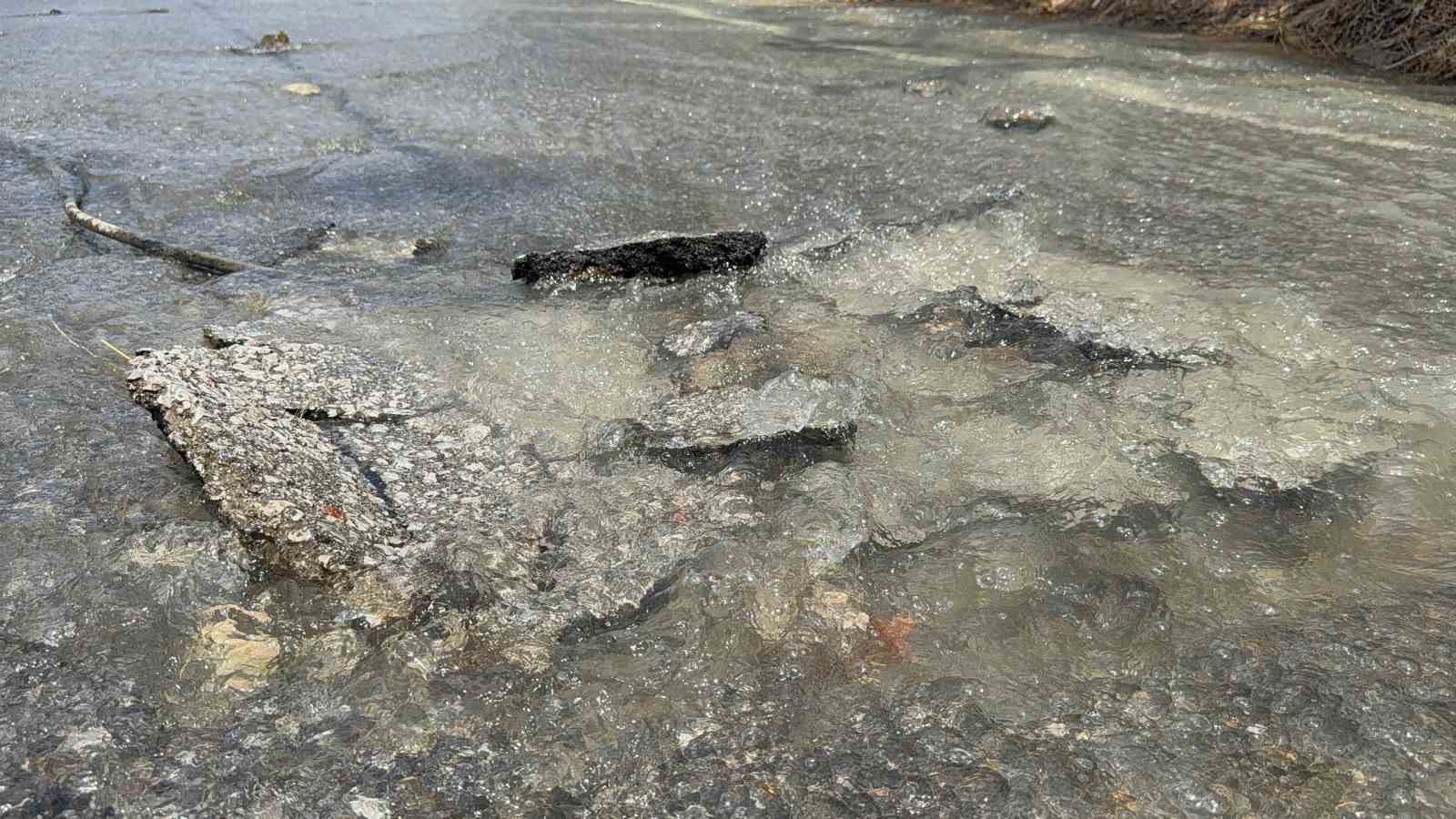 Gazipaşa&rsquo;da DSİ&rsquo;ye ait su borusu patladı, yol kullanılamaz hale geldi
