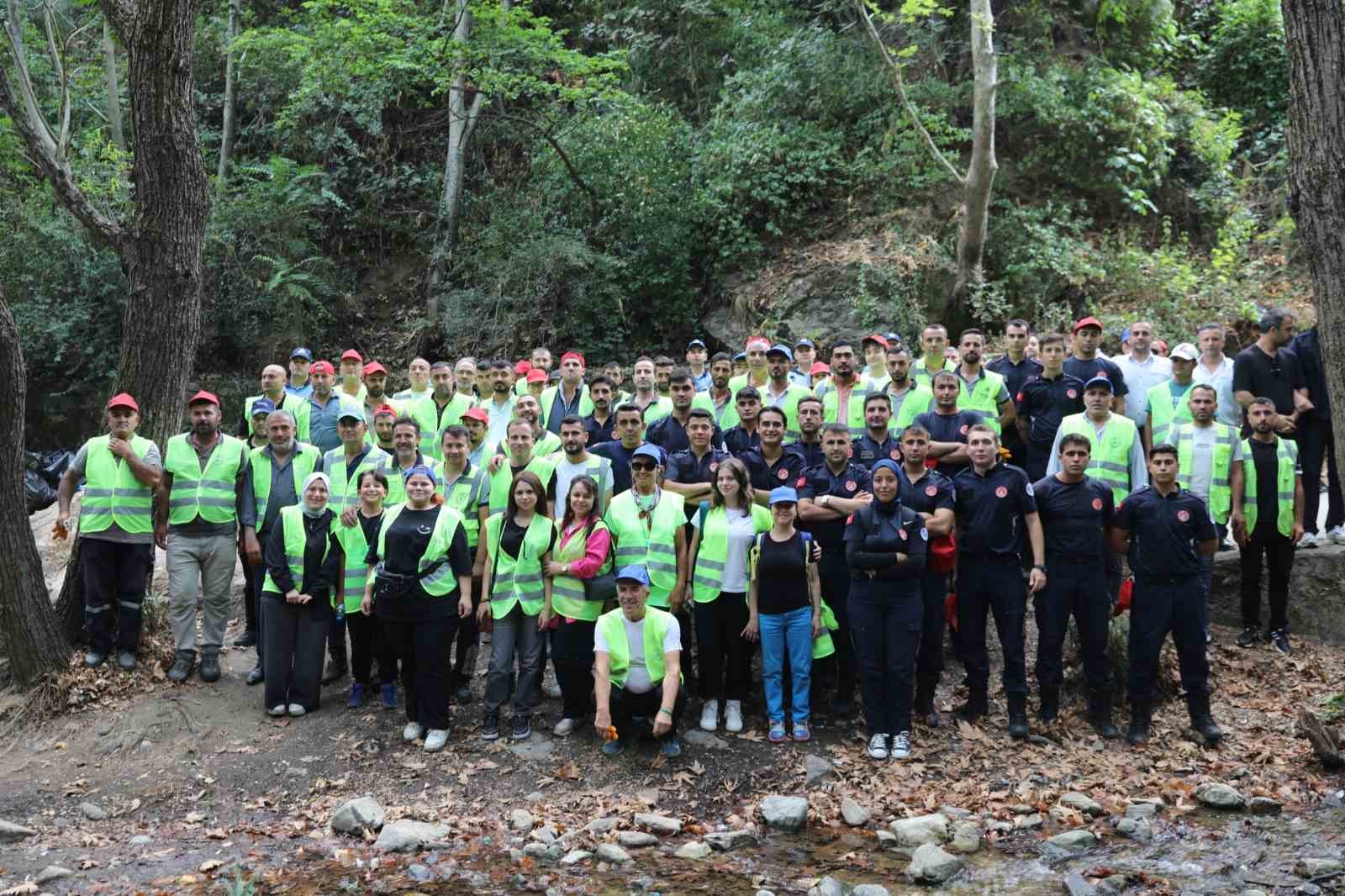 Bursa&rsquo;da temizlik harekatı s&uuml;r&uuml;yor
