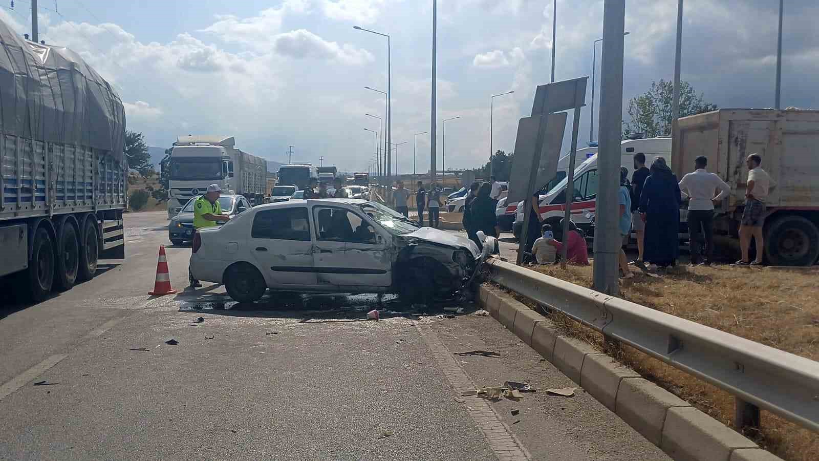 Çorum’da kamyon ile otomobil çarpıştı: 4 yaralı