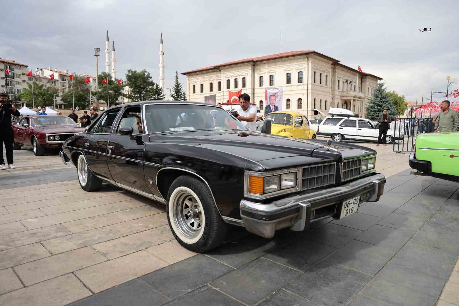 Yıllara meydan okuyan klasik otomobiller g&ouml;r&uuml;c&uuml;ye &ccedil;ıktı
