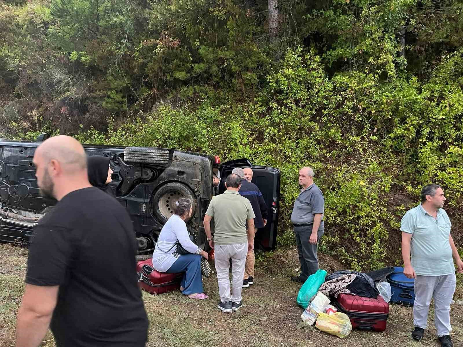 Kastamonu’da hafif ticari araç takla attı: 3 yaralı