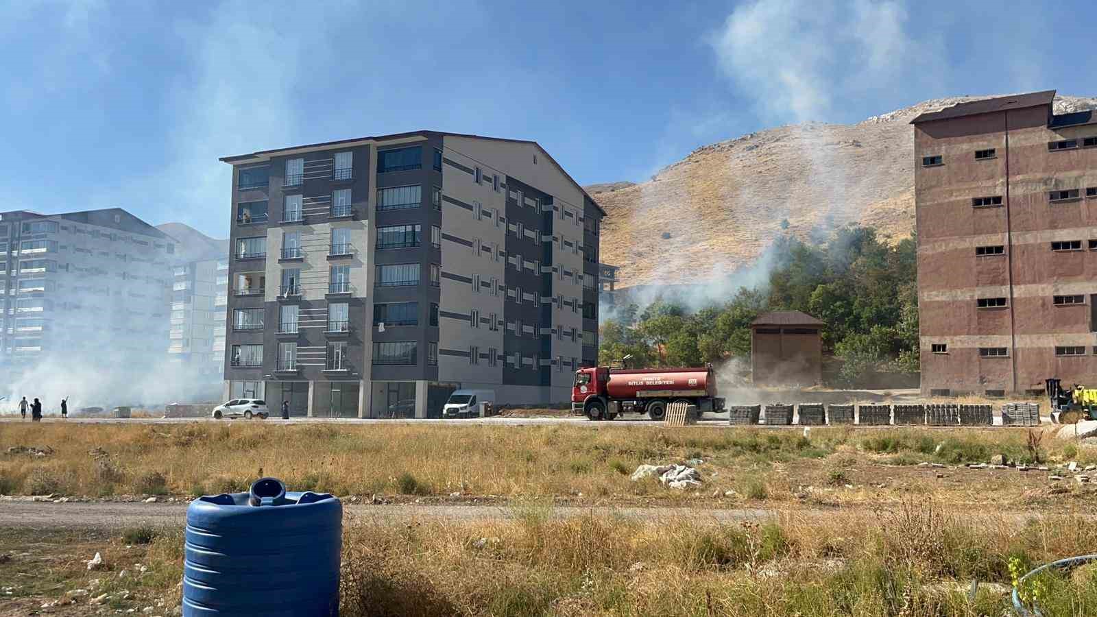 Bitlis’te çıkan yangın ağaçlara zarar verdi