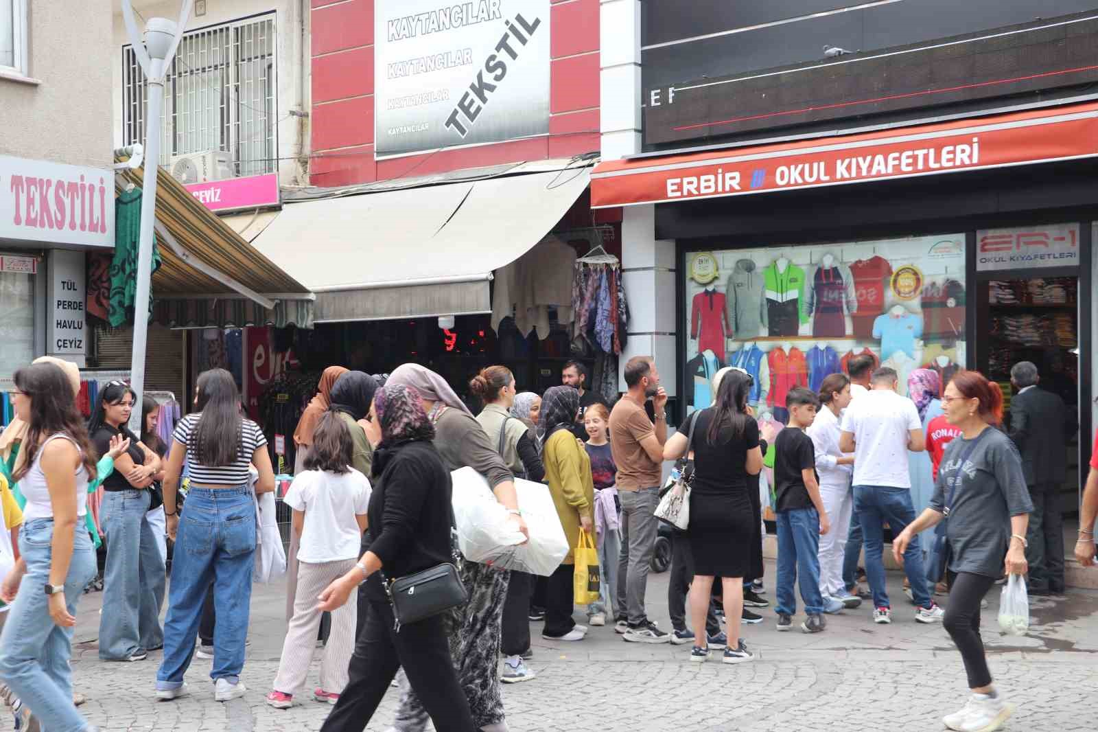 &Ccedil;arşı&rsquo;da okul kıyafetleri yoğunluğu
