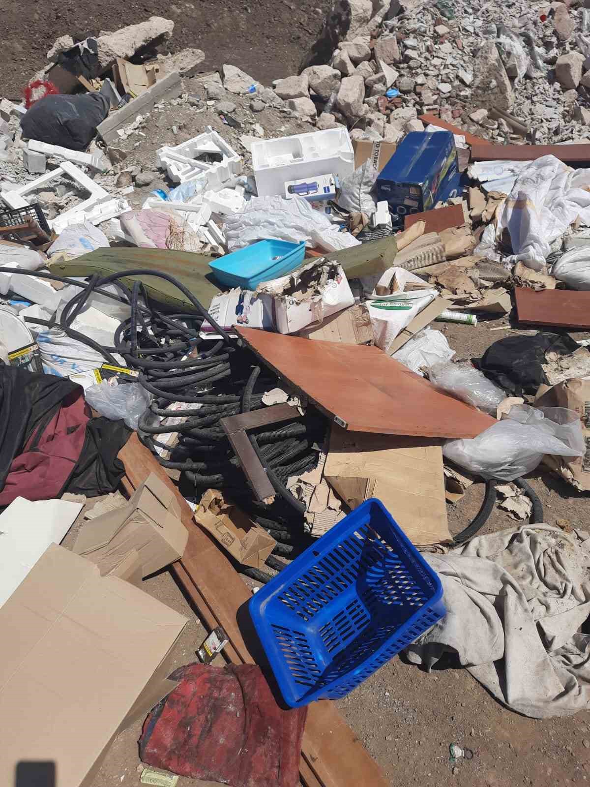 Orhangazi Mahallesi’nde boş arazi çöplüğe döndü