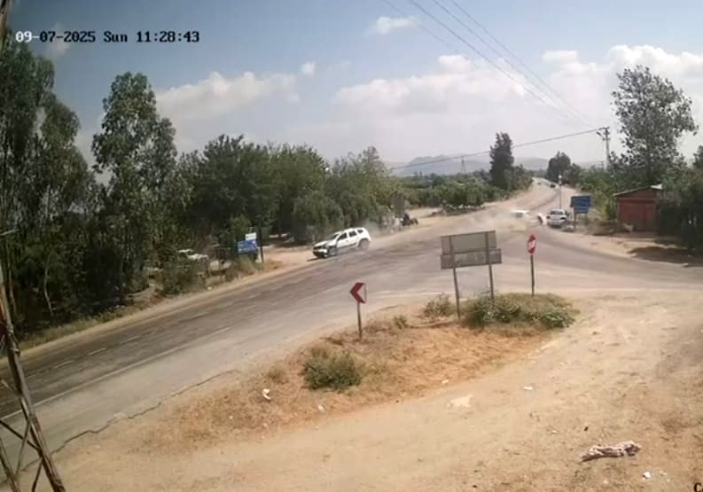 Kavşakta yaşanan kaza güvenlik kamerasına yansıdı