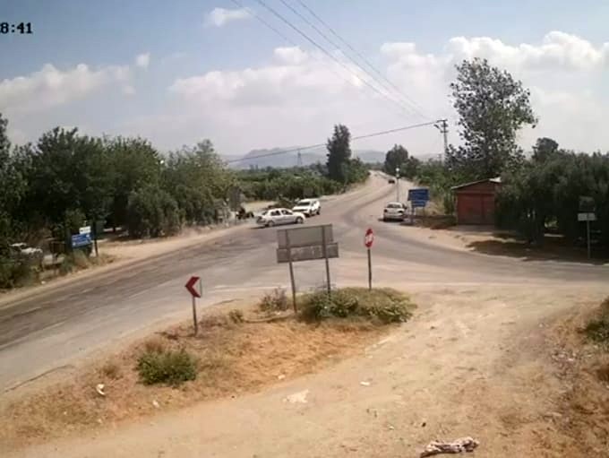 Kavşakta yaşanan kaza g&uuml;venlik kamerasına yansıdı

