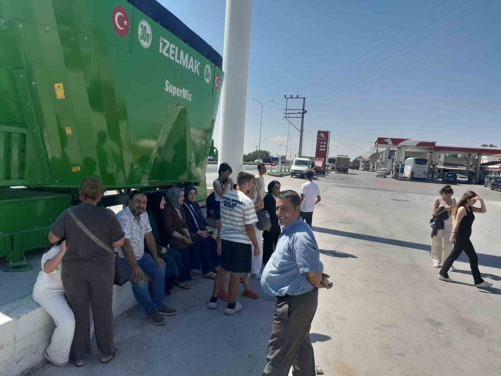 İzmir-Adana seferi &ccedil;ileye d&ouml;nd&uuml;: Mazotu biten otob&uuml;s yolda kalınca yolcular mağdur oldu
