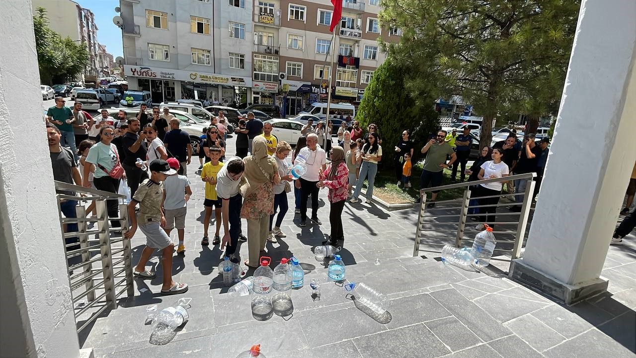 Karaman&rsquo;da 3 g&uuml;nd&uuml;r susuz kalan site sakinleri durumu belediye &ouml;n&uuml;nde protesto etti
