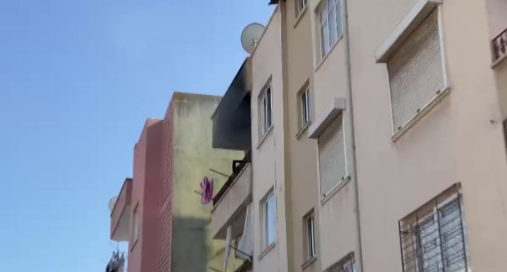 Mersin’de kiracı evi ateş verdi, mahalleli tepki gösterdi