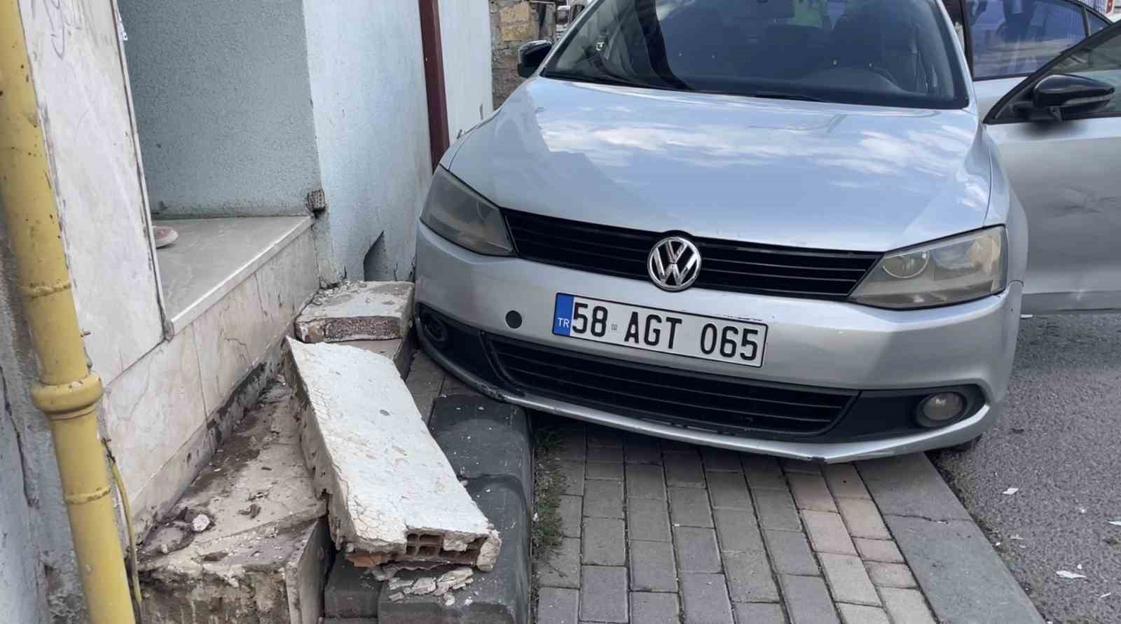 Sivas&rsquo;ta polisten ka&ccedil;an otomobil apartmana &ccedil;arptı, bina sakinleri deprem oluyor zannetti
