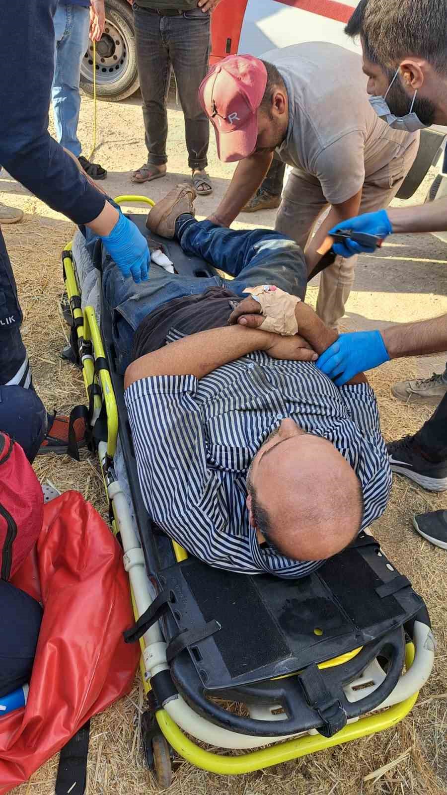 Yem karma tankına düşen işçi yaralandı