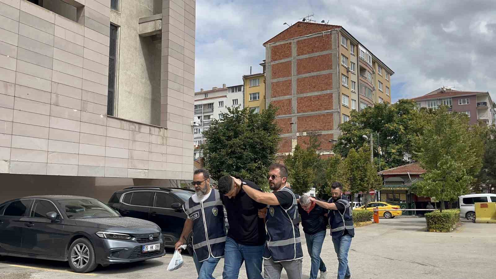 Ambulans kovalayan baba-oğul tutuklandı
