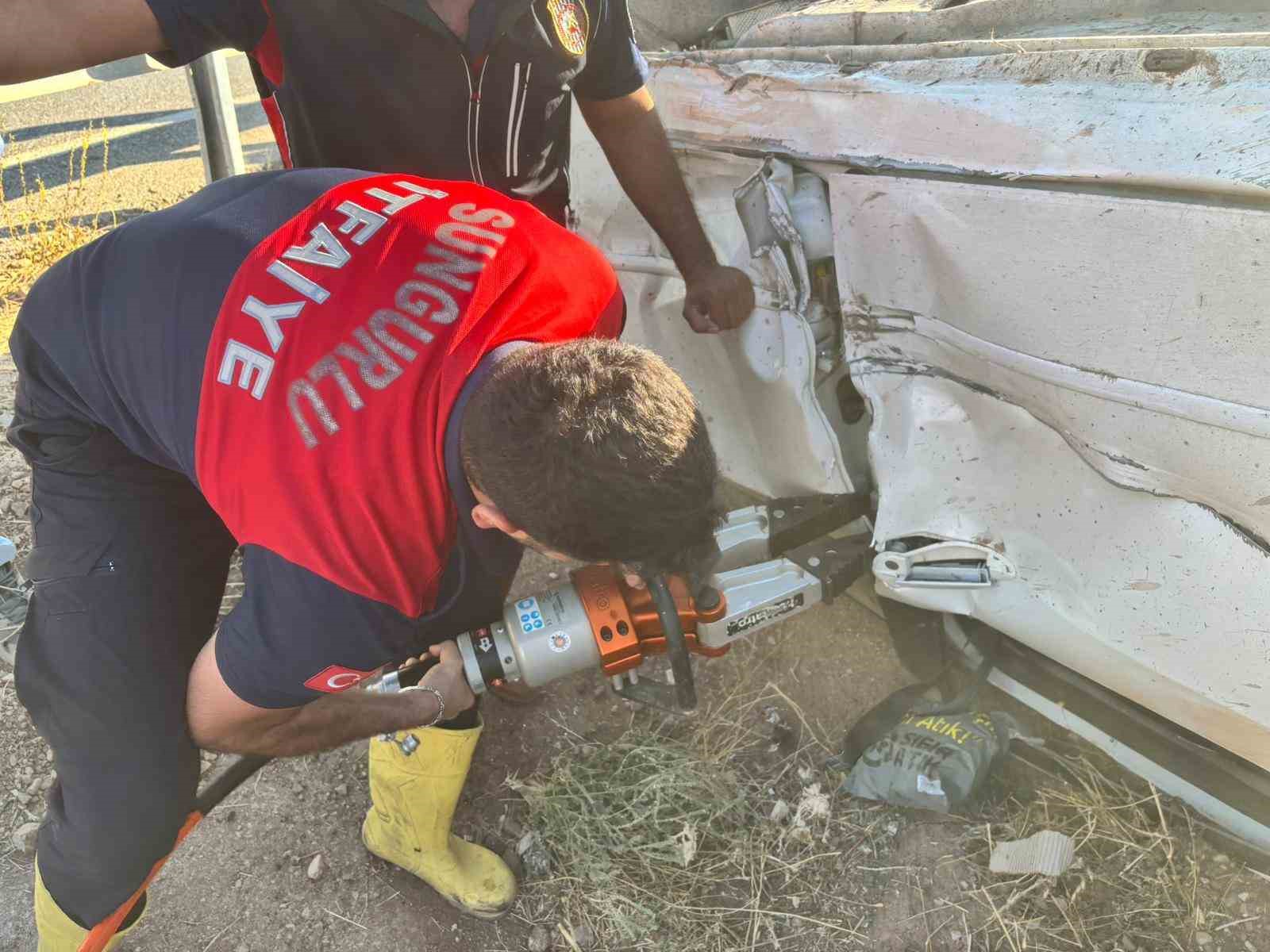 Çorum’da takla atan otomobil hurdaya döndü: 3 yaralı