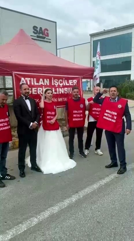 Düğününe saatler kala işten çıkarıldığını öğrendi: Gelinliğiyle fabrika önünde eylem yaptı

