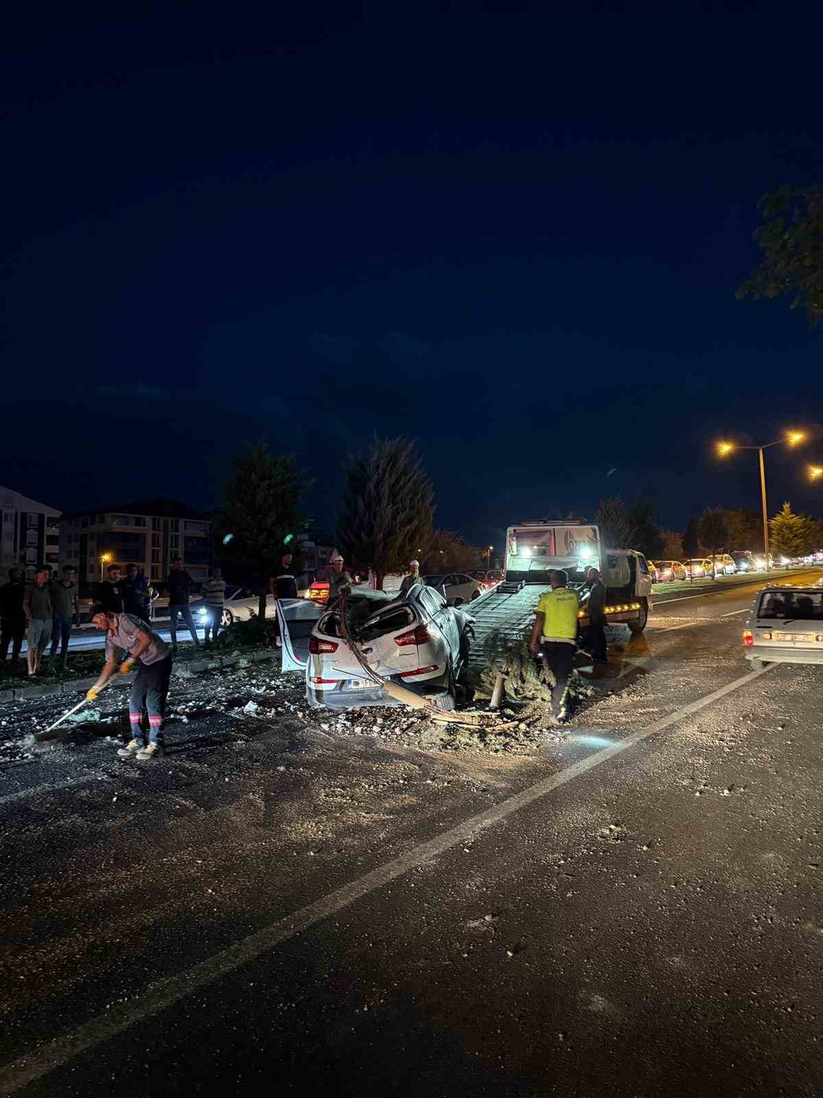 Aydınlatma direği otomobilin üzerine düştü: 2 yaralı