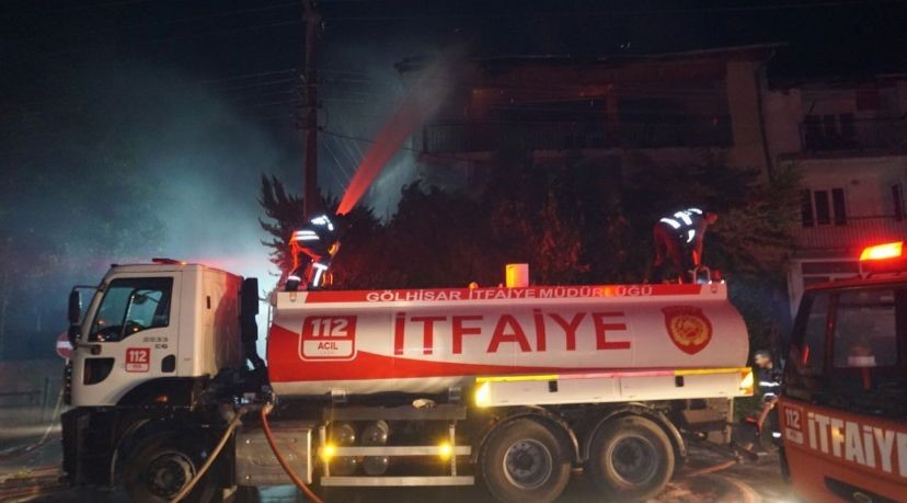 Burdur’da çatıda çıkan yangın daireye sıçardı