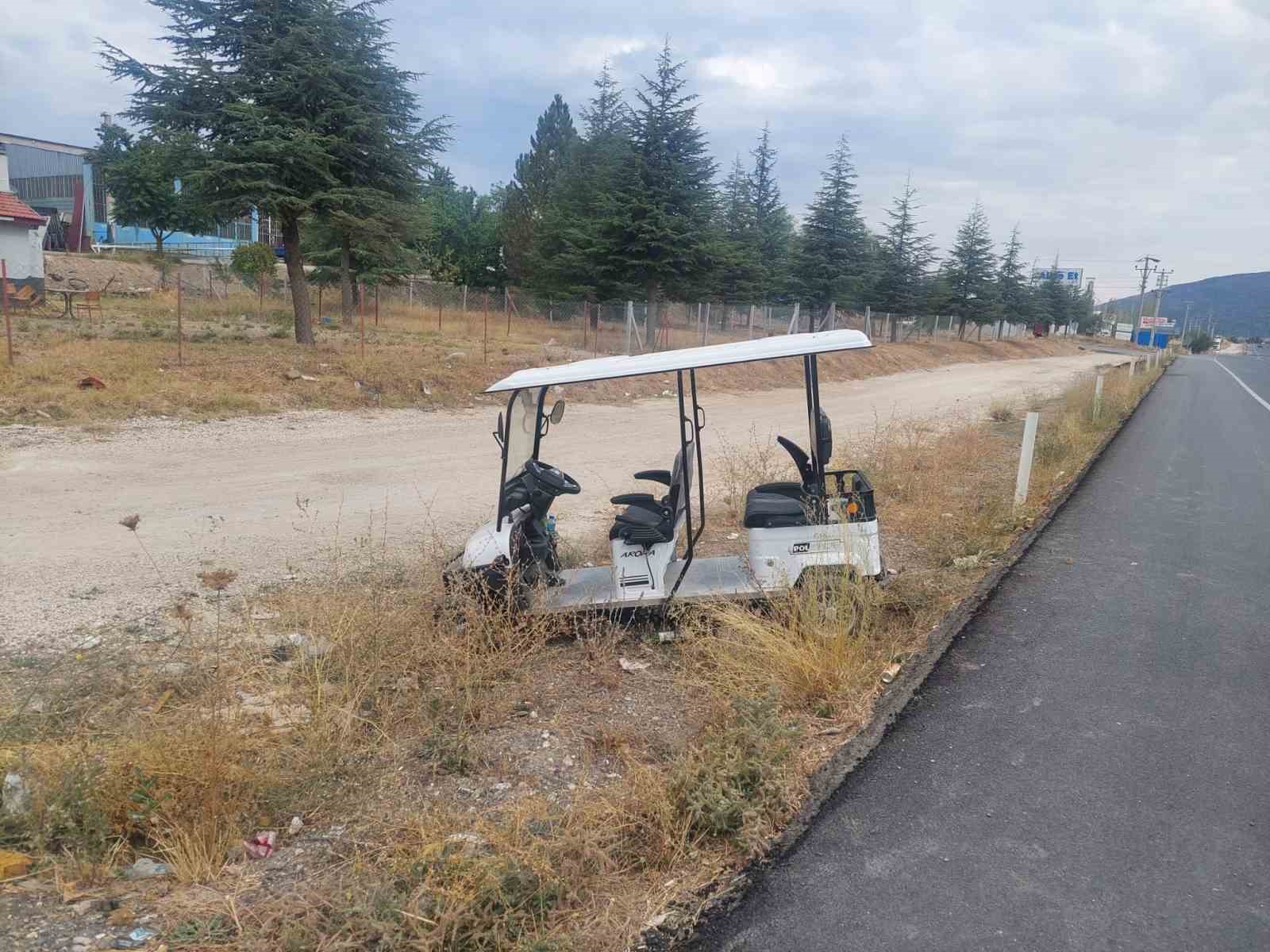 Kontrolden &ccedil;ıkan golf aracı yol kenarına savruldu, s&uuml;r&uuml;c&uuml; yaralandı
