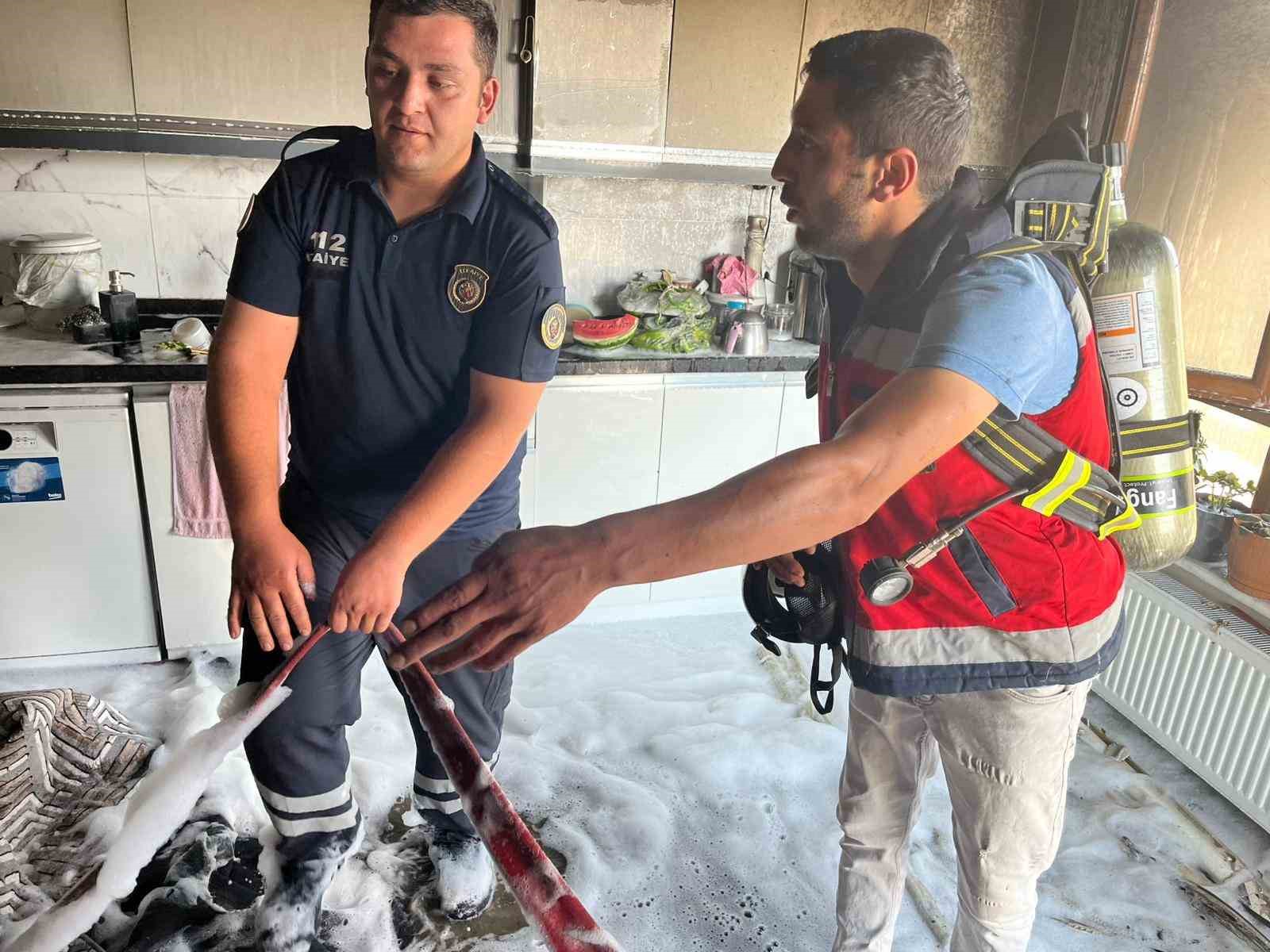 Mutfakta çıkan yangın itfaiye ekiplerince söndürüldü