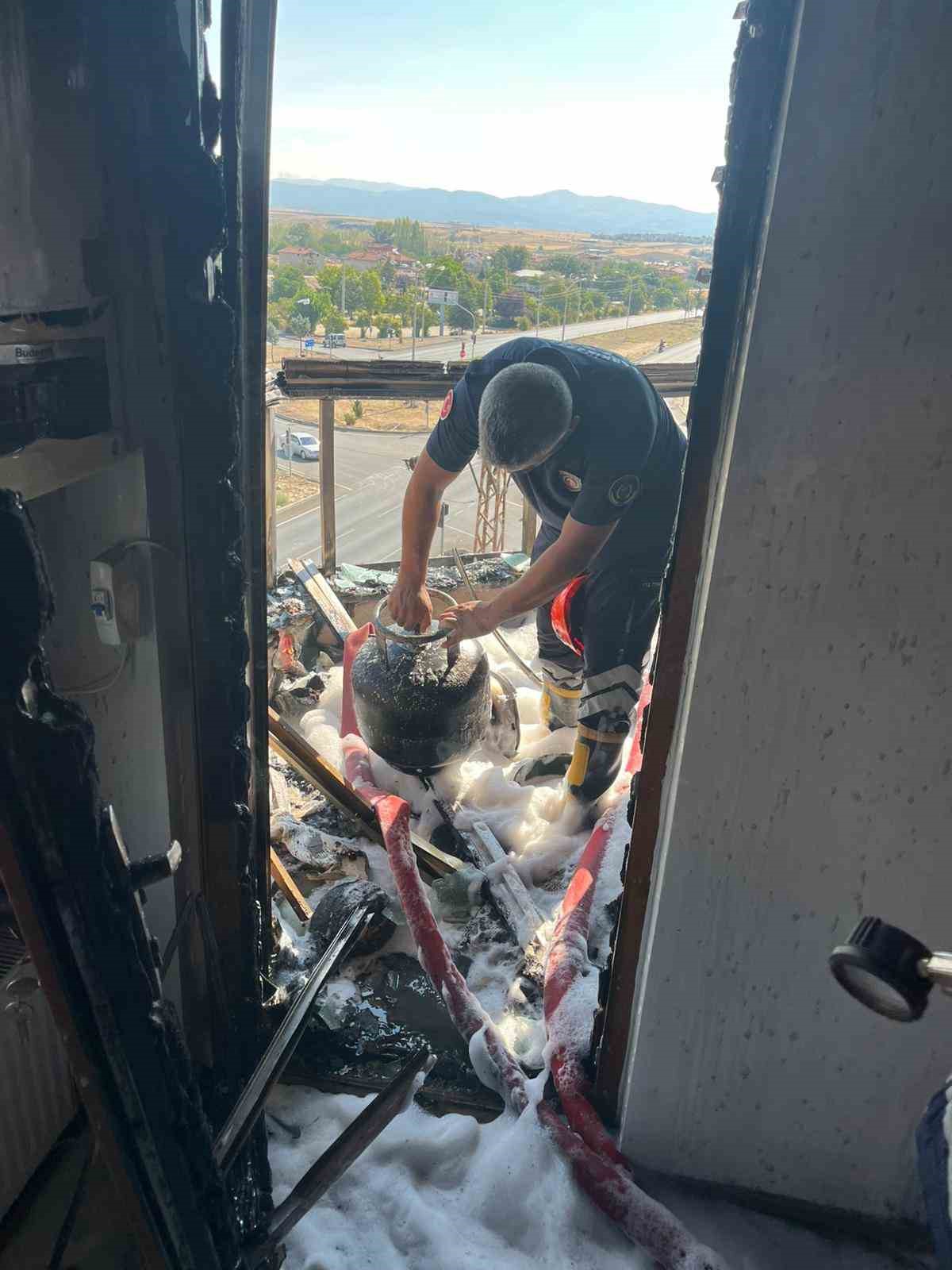 Mutfakta &ccedil;ıkan yangın itfaiye ekiplerince s&ouml;nd&uuml;r&uuml;ld&uuml;
