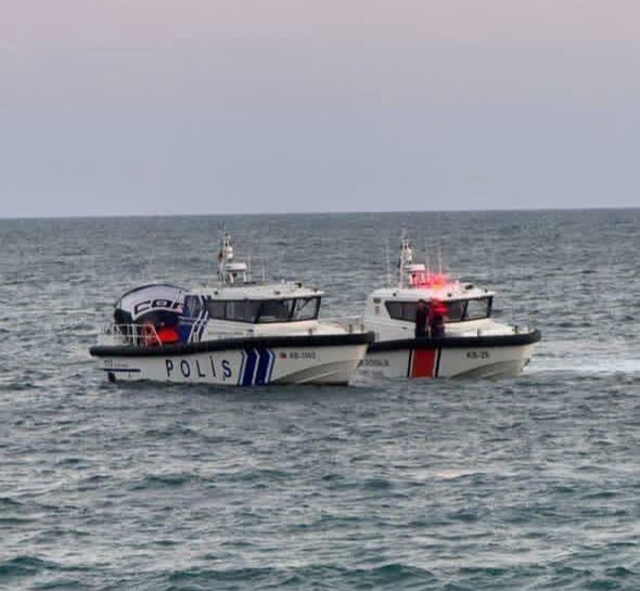 Mersin’de iki ayrı paraşüt kazası: Biri direğe takıldı, diğeri denize düştü