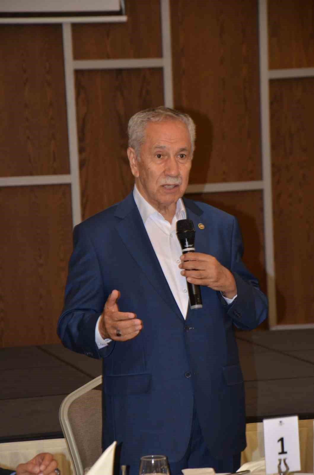 B&uuml;lent Arın&ccedil;: "T&uuml;rkiye ne g&ouml;rd&uuml;yse AK Parti sayesinde g&ouml;rd&uuml;"
