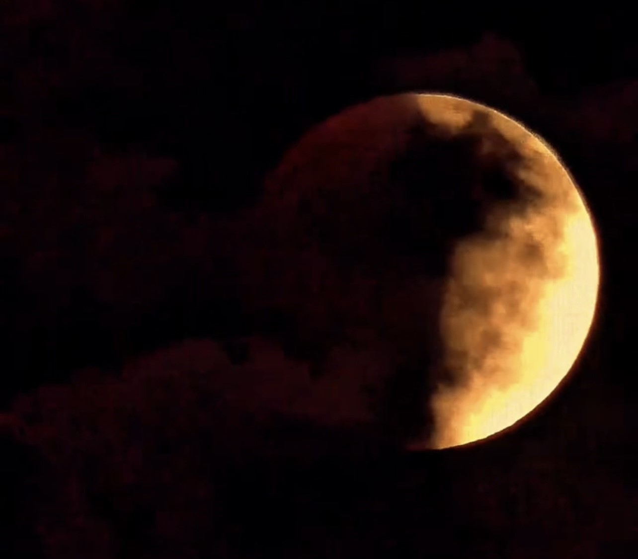 Osmaniyeliler "Kanlı Ay" tutulmasını izledi