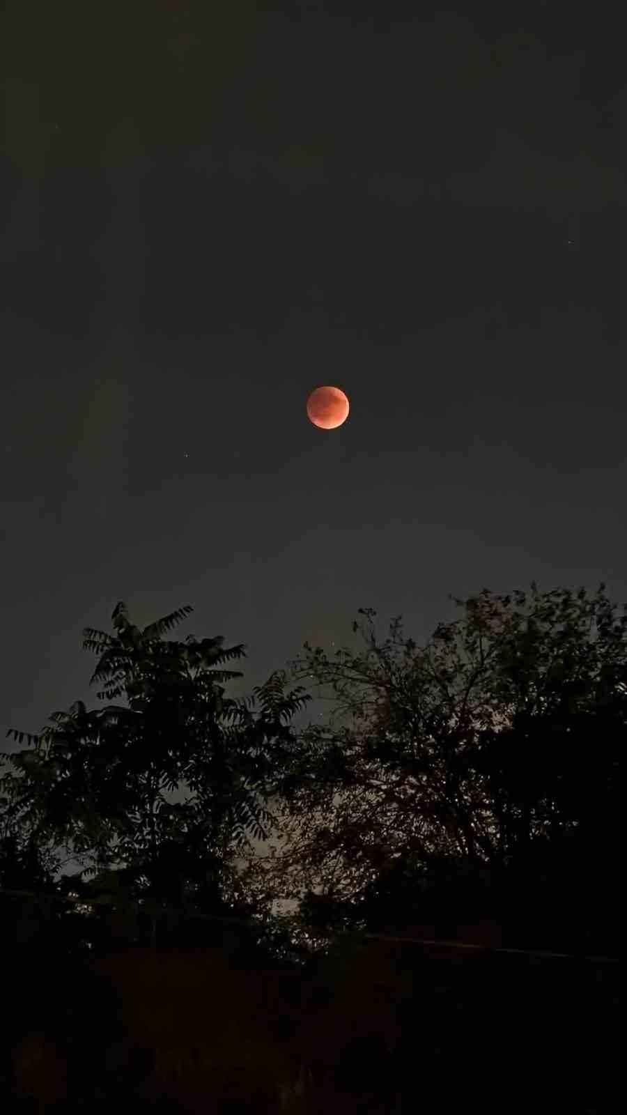 Kocaeli&rsquo;de &rsquo;Kanlı ay&rsquo; tutulması ilgi ile izlendi
