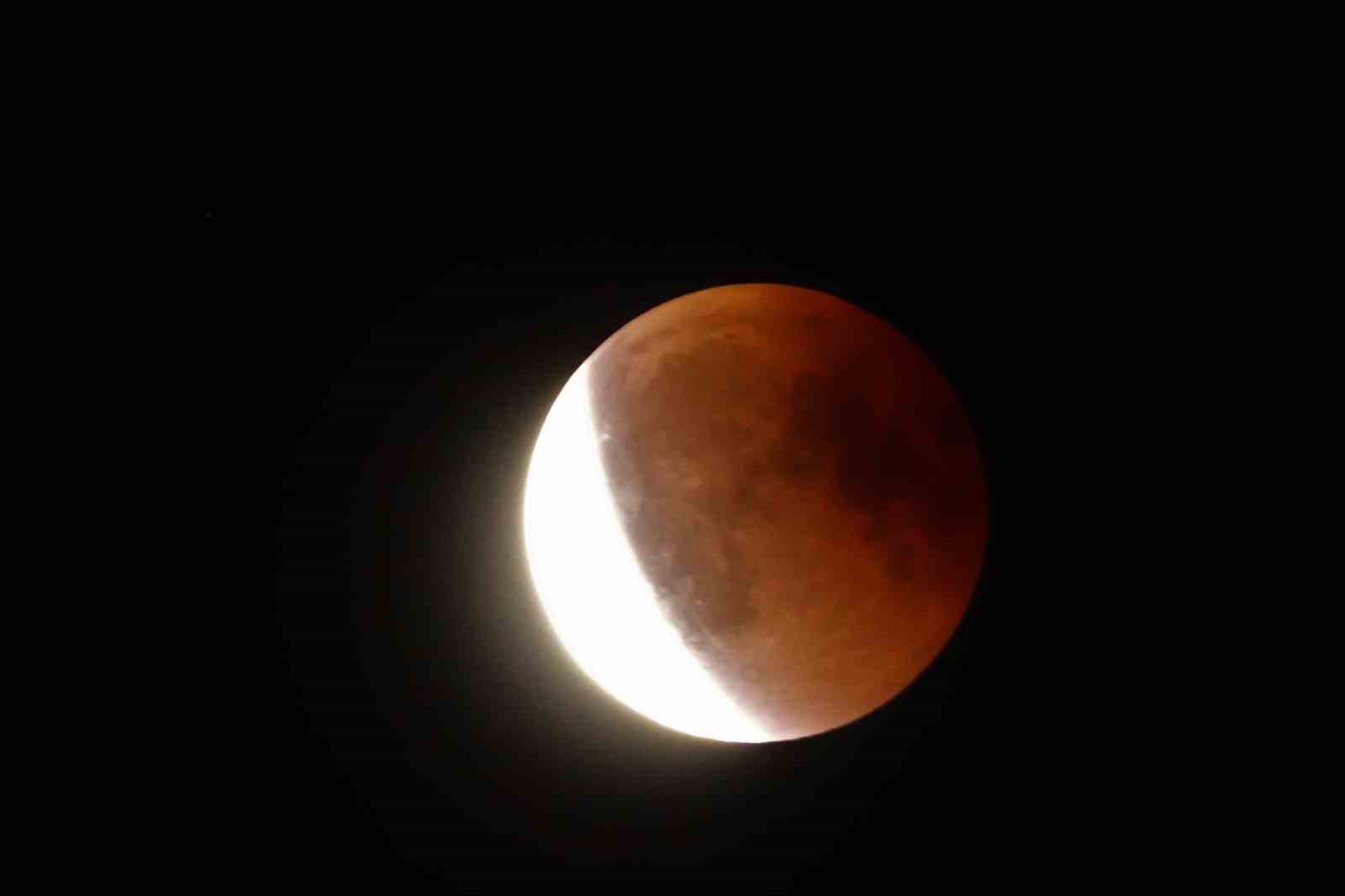 Muş&rsquo;ta &rsquo;Kanlı Ay&rsquo; tutulması g&ouml;r&uuml;nt&uuml;lendi
