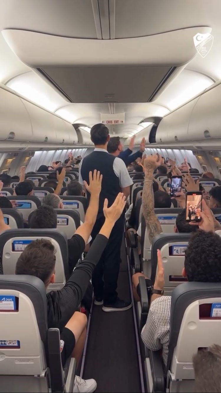 Elazığspor ve taraftarlar galibiyeti uçakta kutladı