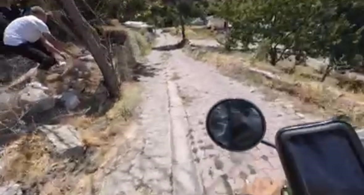 Motosikletli gezgine önce hakaret ettiler sonra taşla kovaladılar