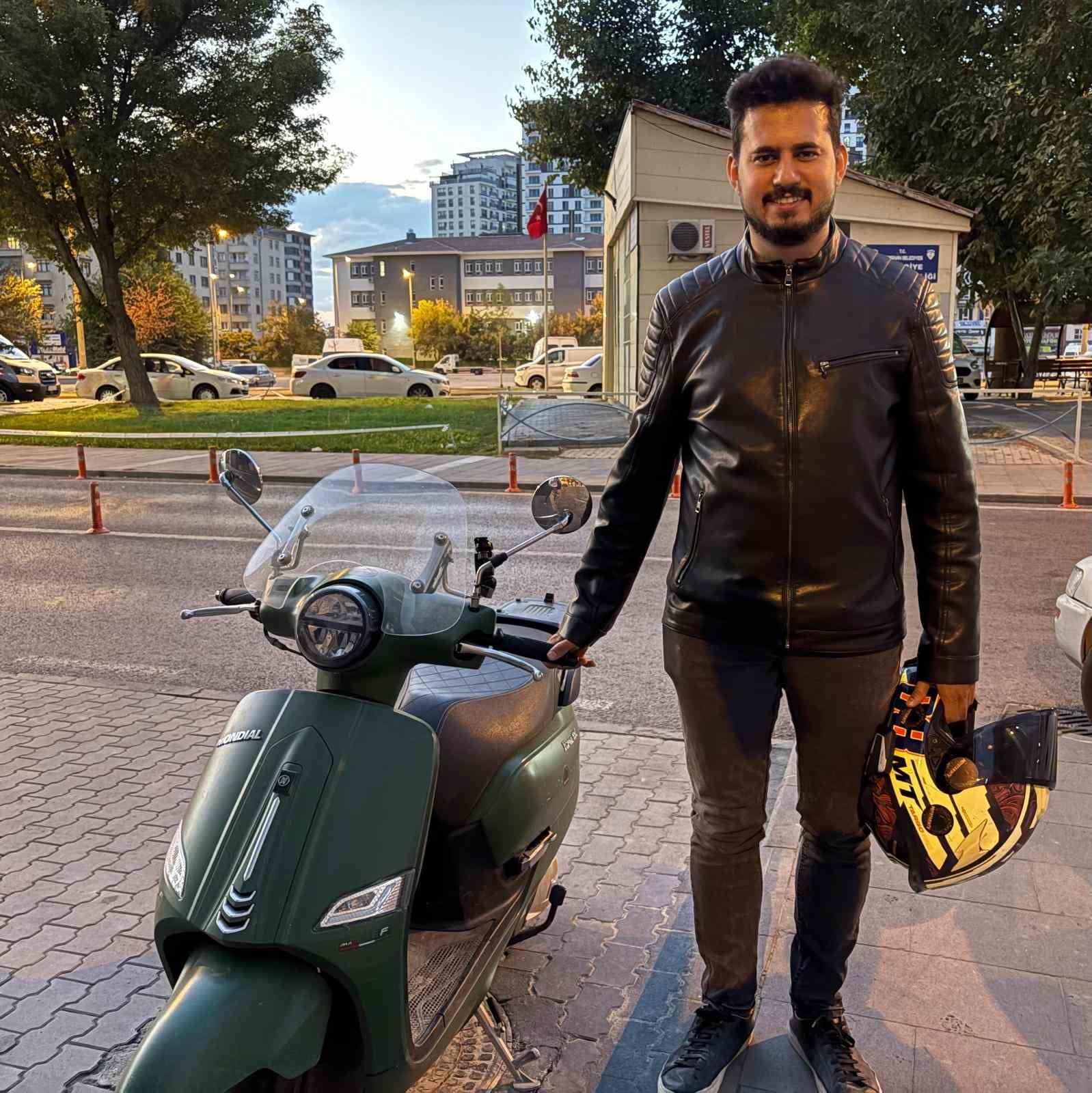 Motosikletli gezgine önce hakaret ettiler sonra taşla kovaladılar
