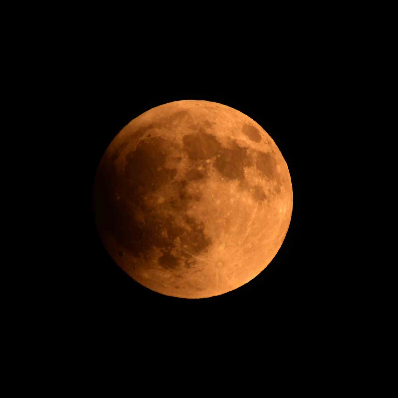 Ahlat’ta ’Kanlı Ay’ tutulması görüntülendi