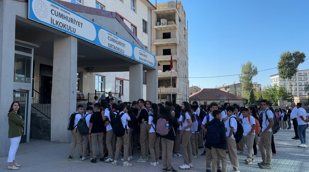 Yüksekova’da yeni dönem başladı: Okullar öğrenci sesleriyle yankılandı