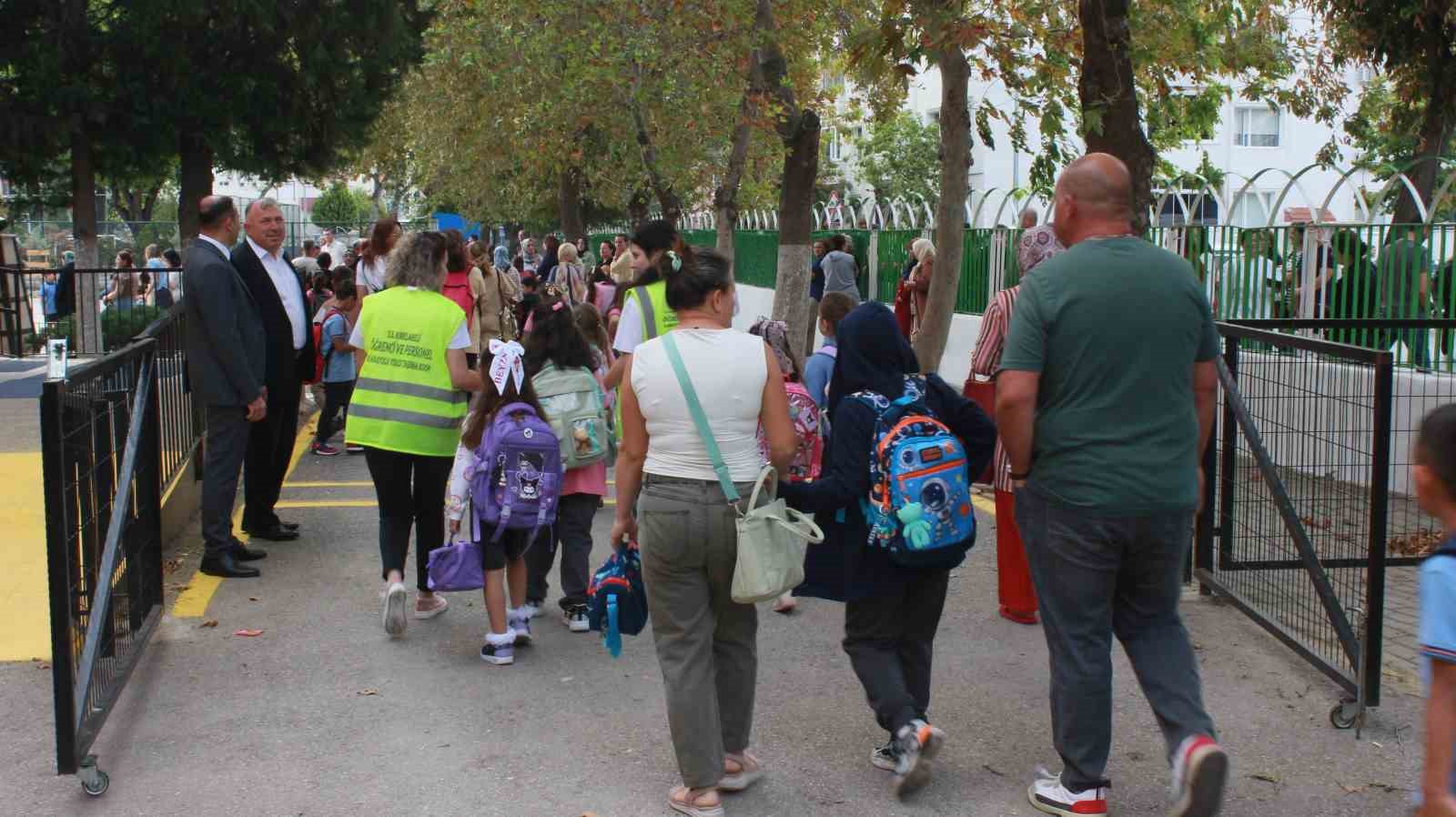 Ders zili çaldı öğrenciler okula koştu
