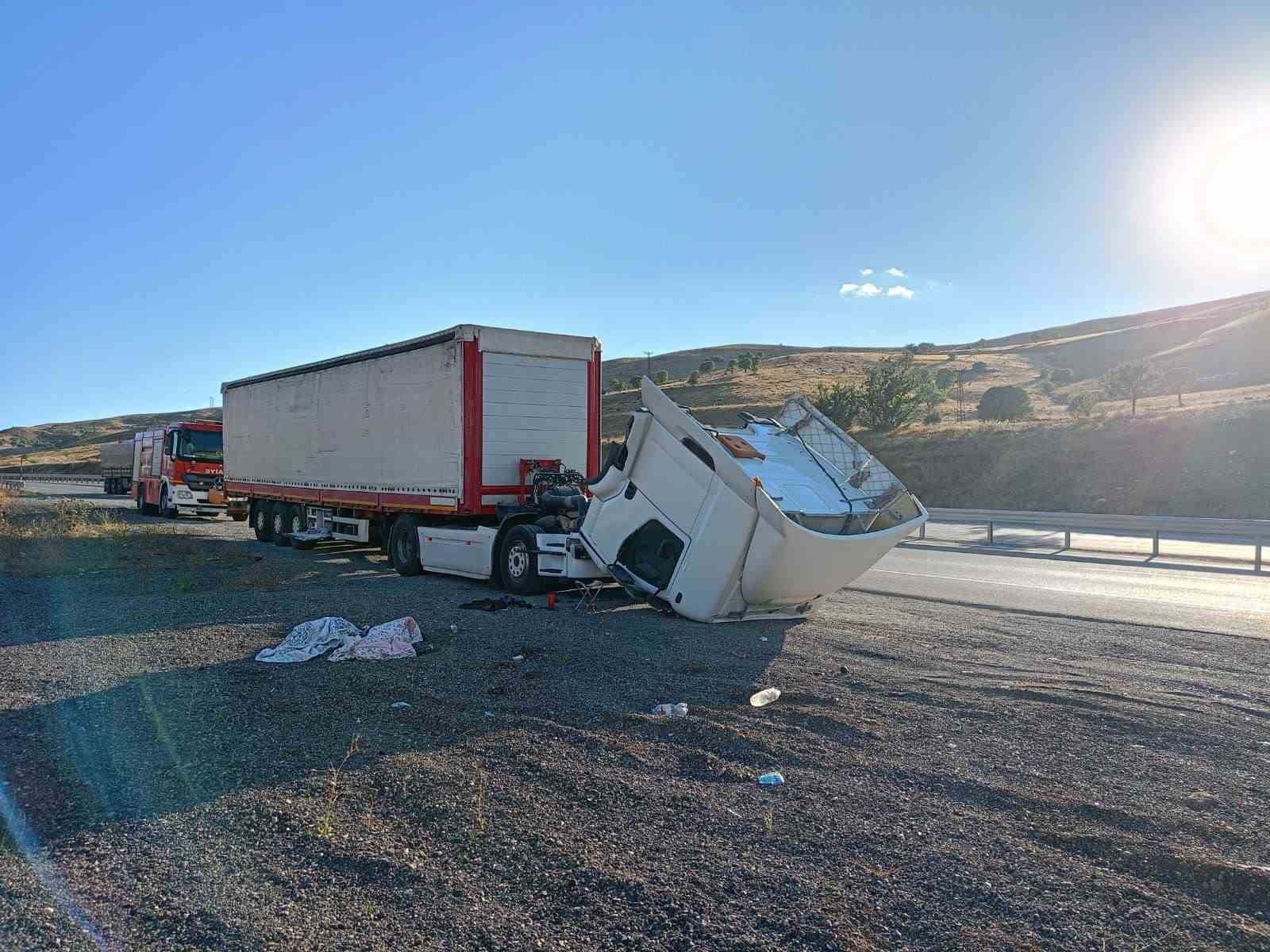 Karşı şeride geçen tır, devrilerek ikiye ayrıldı