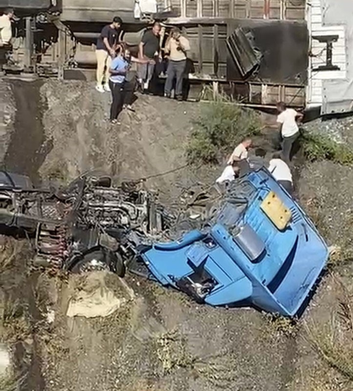 Karşı şeride geçen tır, devrilerek ikiye ayrıldı
