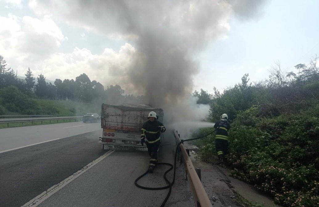 Seyir halindeki tırın dorsesinden alevler yükseldi