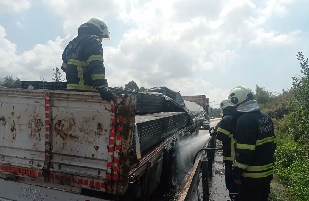 Seyir halindeki tırın dorsesinden alevler y&uuml;kseldi
