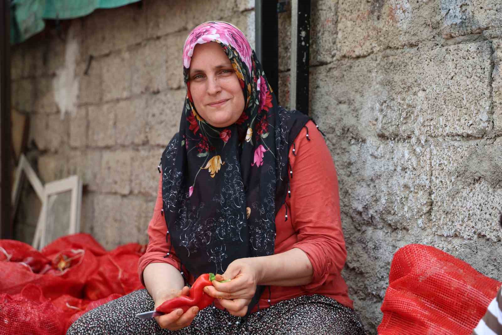 Adana’da damlar kırmızıyla renklendi: Güneşle pişen emek