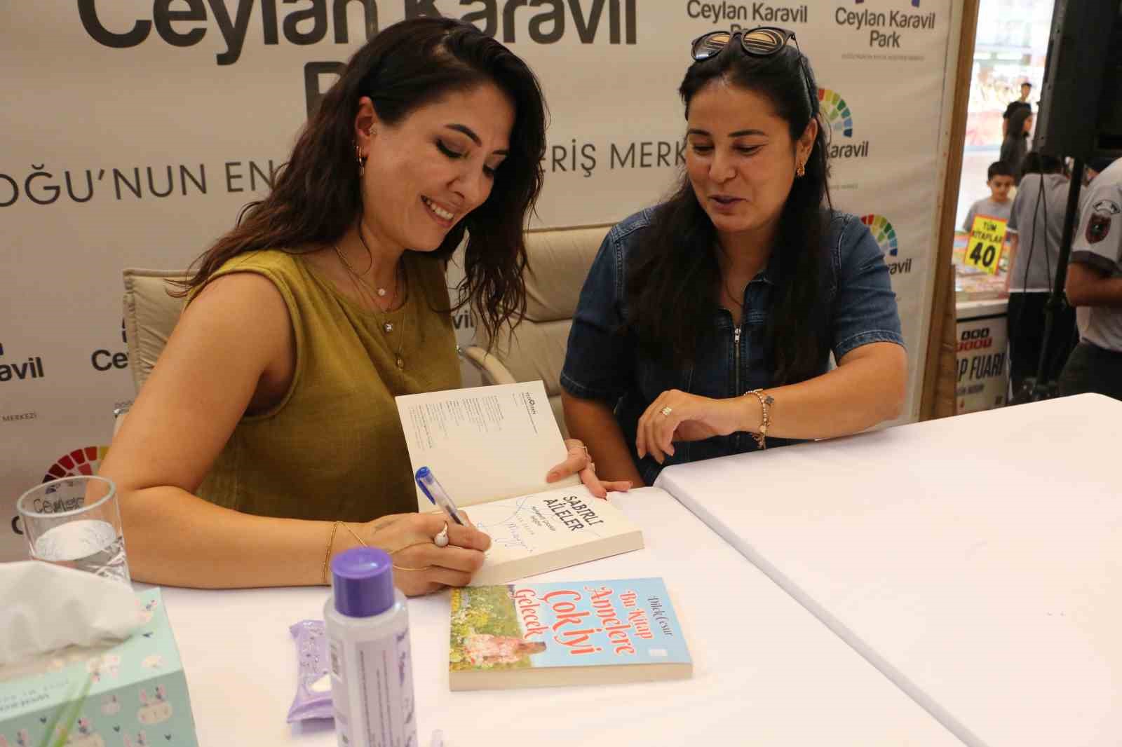 Yazar Dilek Cesur, Diyarbakır&rsquo;da hayranlarıyla imza g&uuml;n&uuml;nde buluştu
