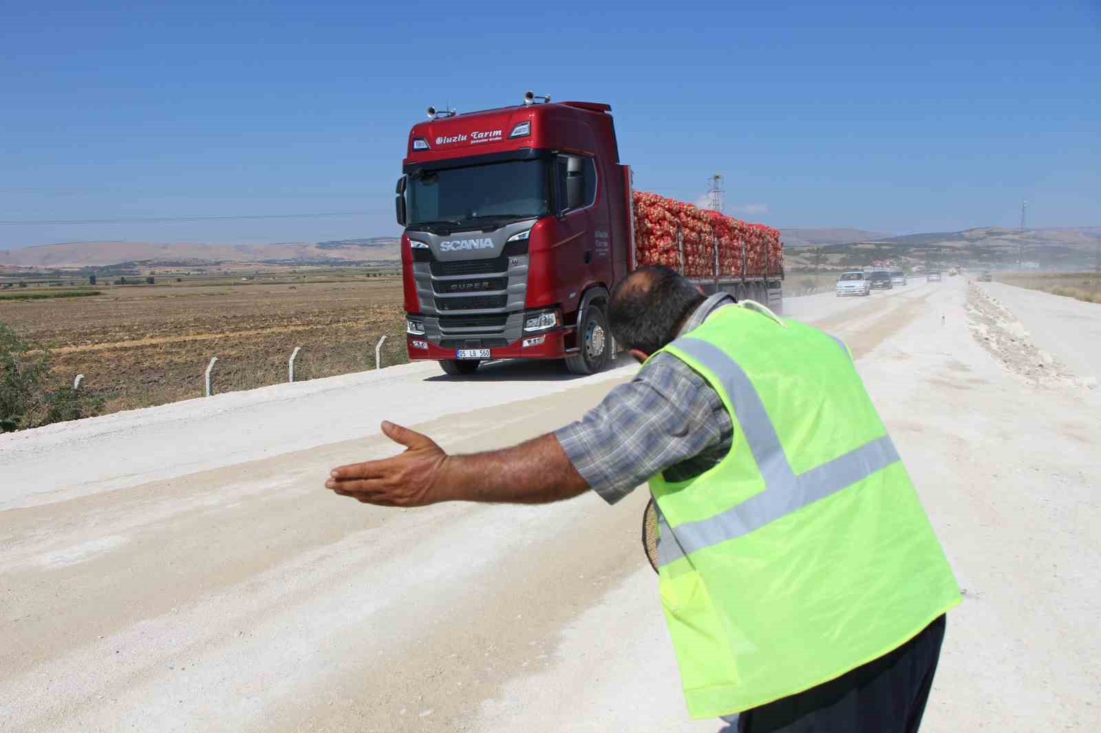 Tozlu yolda mutluluk saçıyor, kimse korna çalmadan geçmiyor