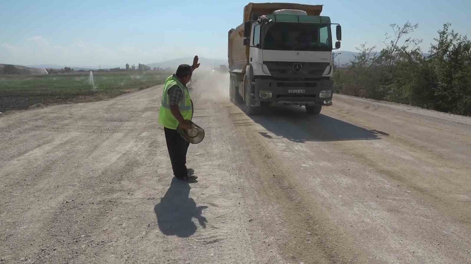 Tozlu yolda mutluluk saçıyor, kimse korna çalmadan geçmiyor