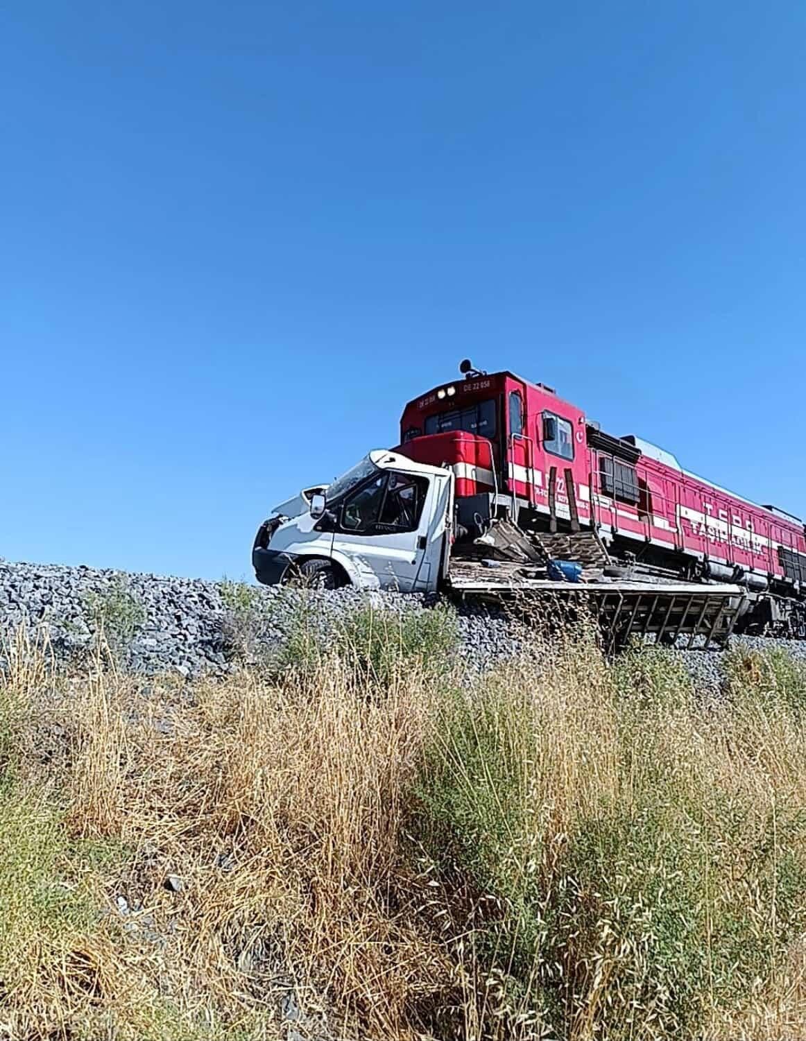 Elazığ’da tren kamyonete çarptı: 1 yaralı
