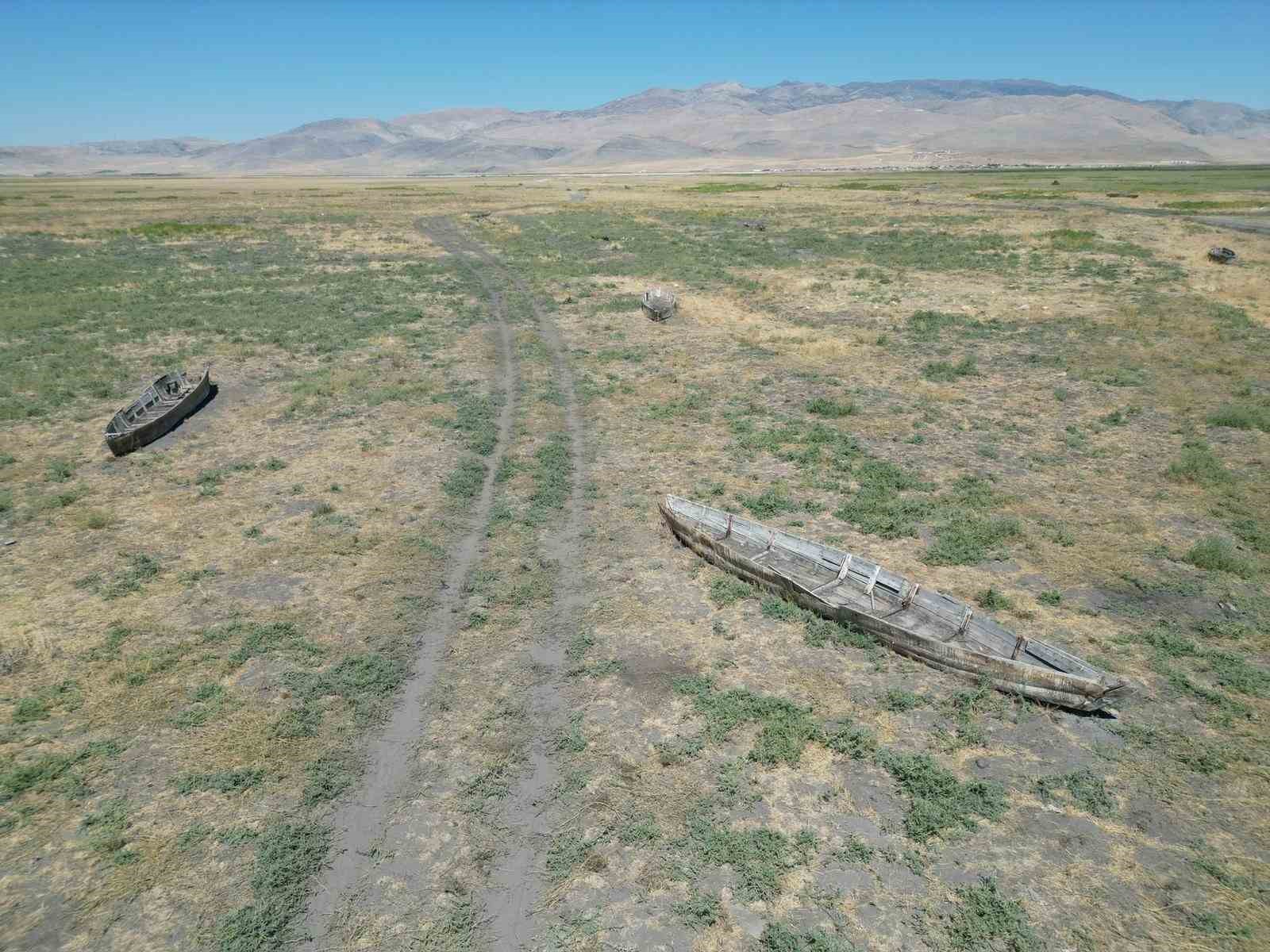 G&ouml;lde karaya oturan kayıklar korkutucu manzara oluşturdu
