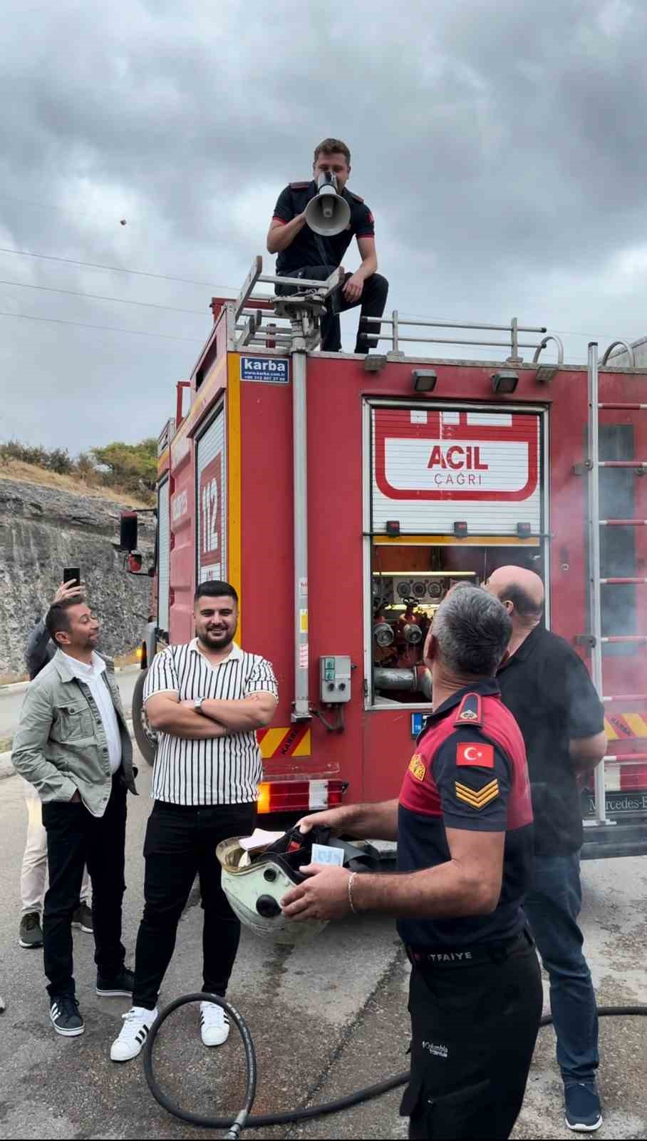 İtfaiye personelinin d&uuml;ğ&uuml;n konvoyuna mesai arkadaşlarından s&uuml;rpriz
