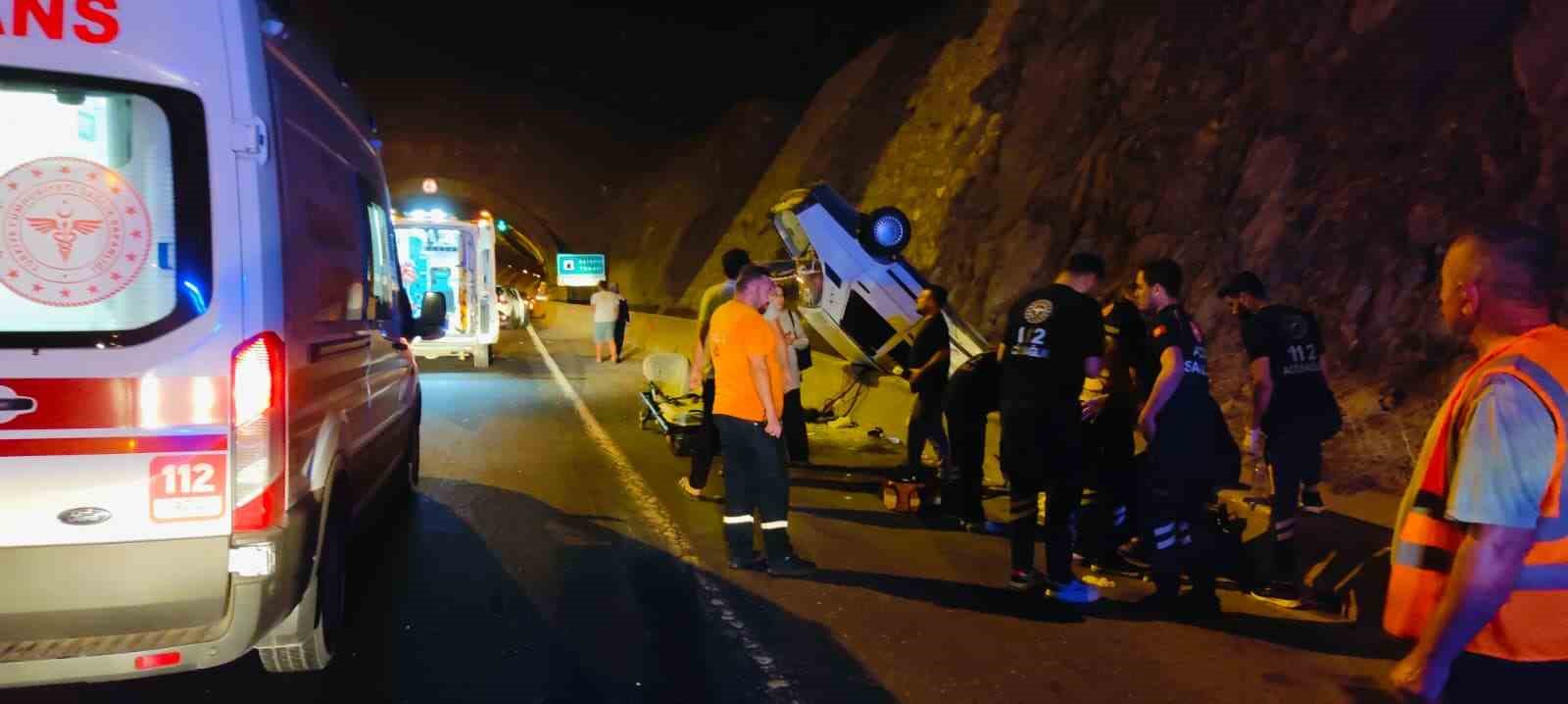 Osmaniye’de aynı yönde iki otomobil kaza yaptı: 3 yaralı

