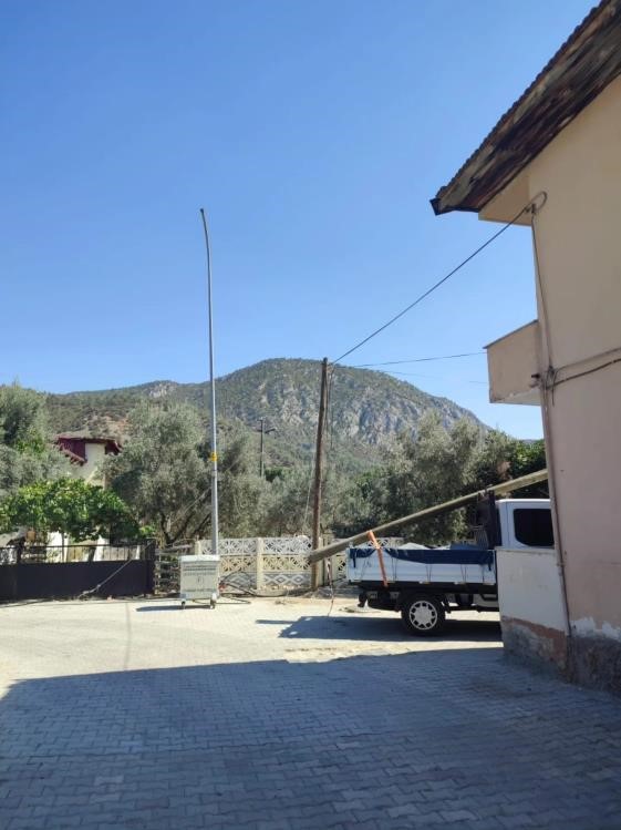 Bayırköy’de telefon direği onarılıyor, internet erişimi kısa sürede sağlanacak