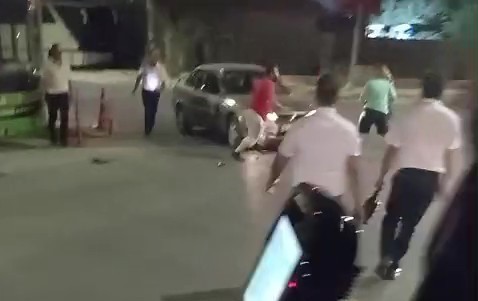 Darp edilen kadını halk otobüsü şoförleri kurtardı
