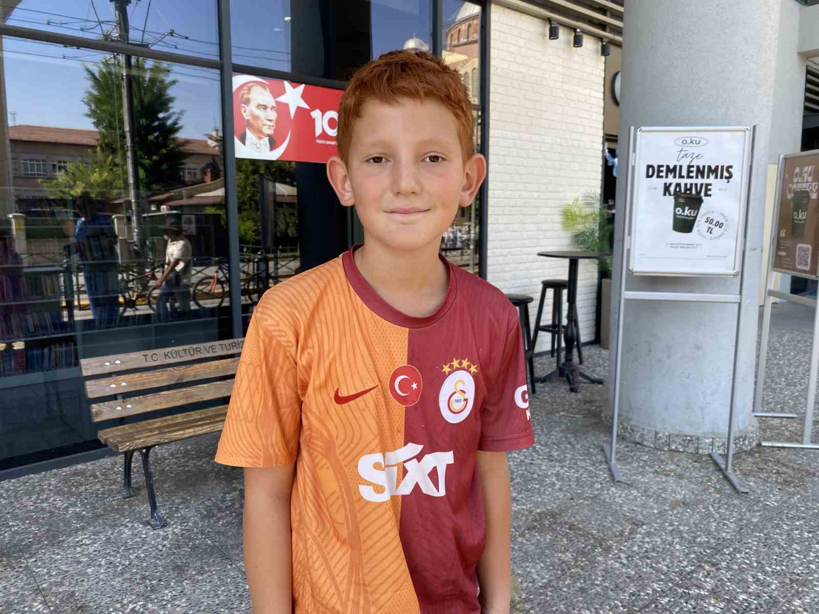 Ticareti merak eden 11 yaşındaki &ccedil;ocuk haftanın bir g&uuml;n&uuml; limonata satıyor
