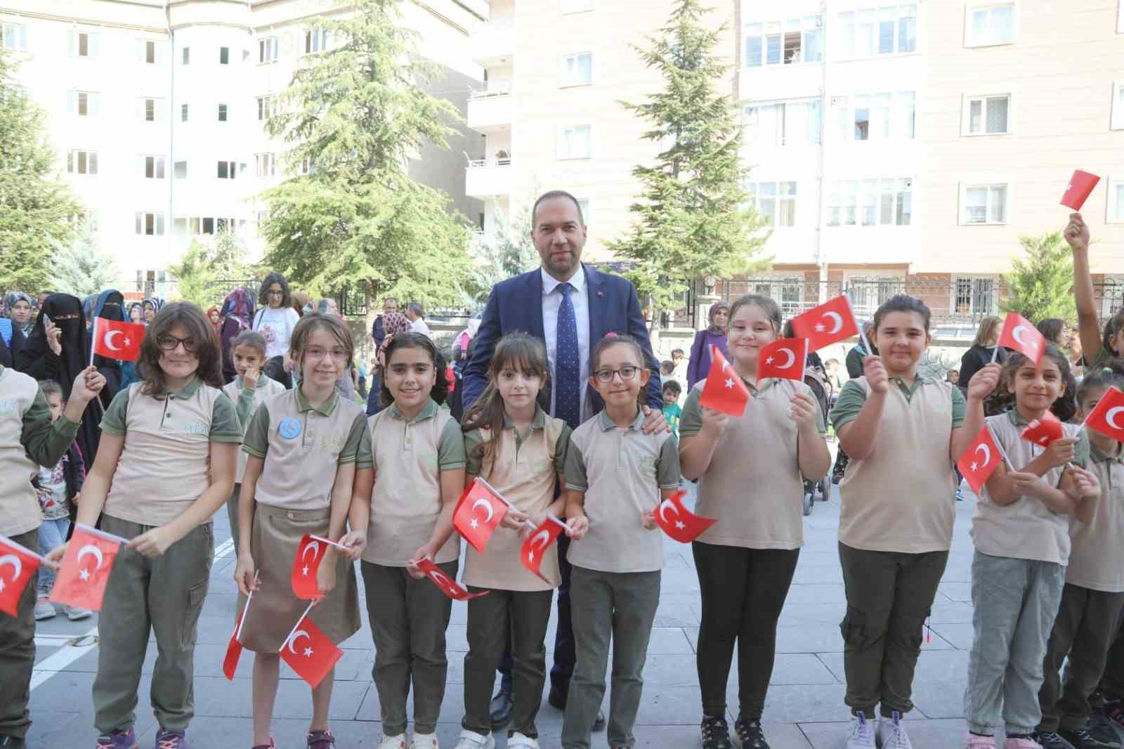 Başkan &Ouml;zdemir: "Eğitim, geleceğimizi aydınlatan en &ouml;nemli ışıktır"
